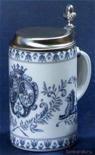 Немецкая пивная кружка с плоской крышкой и изображением герба синего цвета
