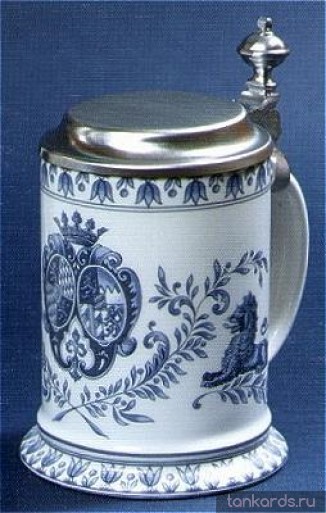 Керамическая кружка с оловянной крышкой и изображением герба в синем цвете