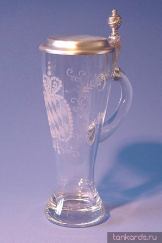 Стеклянная пивной стакан с ручкой и крышкой и гравировкой