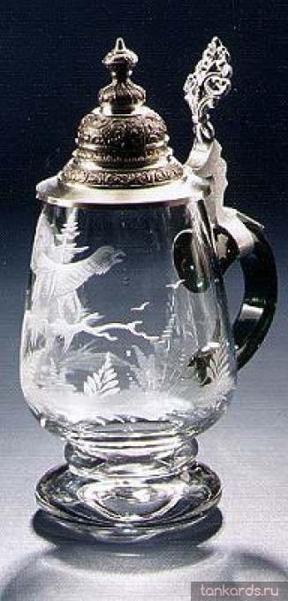 Стеклянная пивная кружка с крышкой в форме бокала