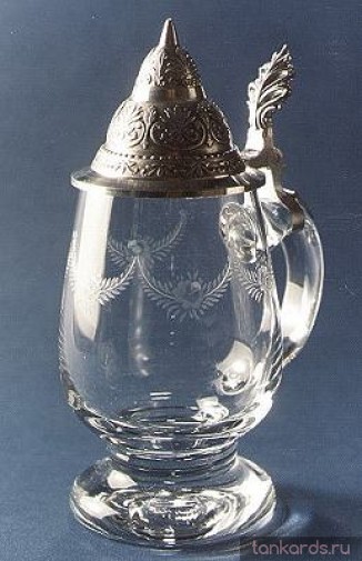 Кружка из стекла в форме бокала с вырезанным рисунком