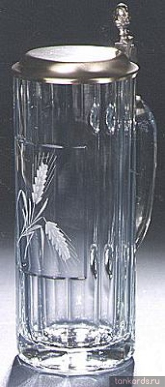 Стеклянная пивная кружка объемом пол-литра с изображением солода