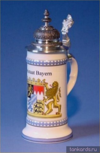 Фарфоровая кружка с устойчивым дном, куполообразной крышкой и изображением герба Баварии