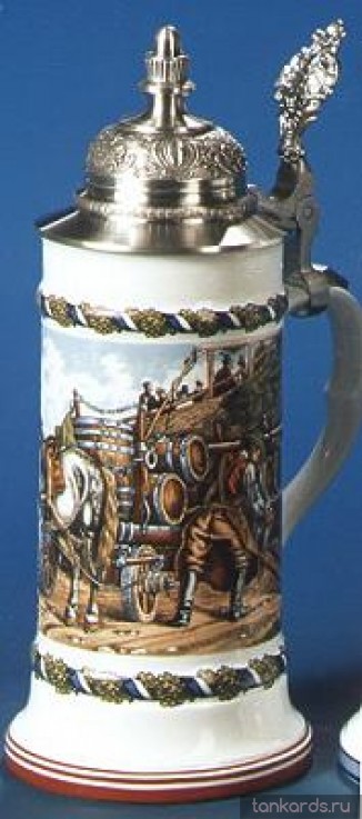 Фарфоровая кружка с устойчивым дном, куполообразной крышкой и изображением перевозки пивных бочонков.