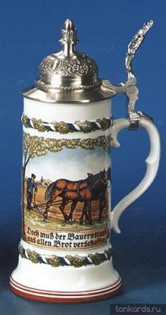 Пивная кружка с устойчивым дном, куполообразной крышкой и изображением пахаря за конным плугом