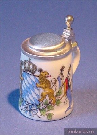 Небольшая кружечка с крышкой с нанесенным изображением герба Баварии