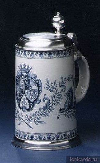Фаянсовая литровая кружка с крышкой и изображением Баварского королевского герба в голубых тонах