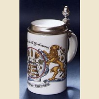 Немецкая пивная кружка с изображением герба со львом и крышкой